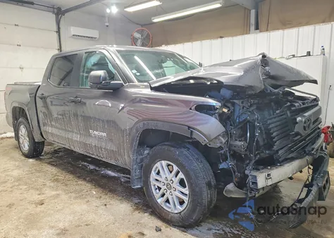 2024 Toyota Tundra Crewmax Sr z USA, uszkodzony, nr VIN 5TFLA5DB2RX137626